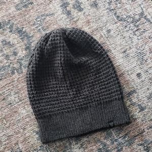 Aritzia TNA beanie hat